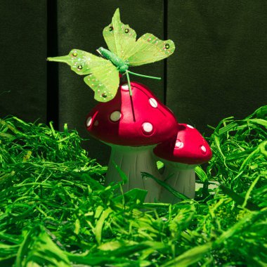 Yeşil, kırmızı dekoratif unsurlar, yaratıcı doğa esinlenilmiş düzen. Sihirli mantar ormanı.