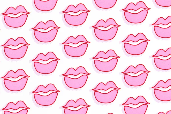 ホットピンクの唇の形の浴室のスポンジ 創造的なパターン 白い背景 — ストック写真