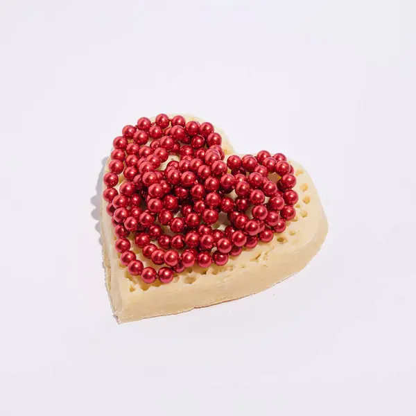 Kırmızı Parlak Incilerle Süslenmiş Aşk Çörekleri Yaratıcı Estetik Romantik Düzen — Stok fotoğraf