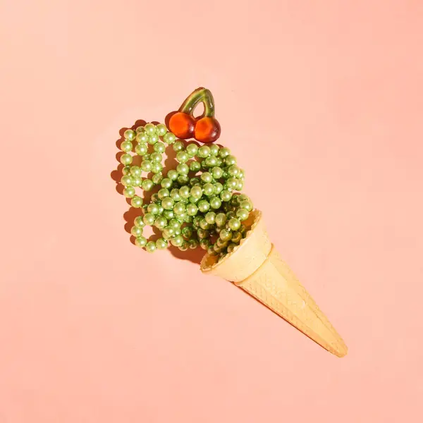 Cuentas Perlas Verdes Pastel Caramelos Frutas Cereza Gomosa Cono Helado —  Fotos de Stock