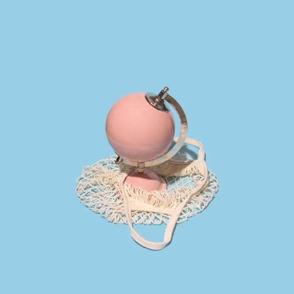 Pastel pembe küre modeli retro stili yeniden kullanılabilir alışveriş torbası yaratıcı estetik düzen, pastel mavisi arka plan. Yaz tatili kavramı.