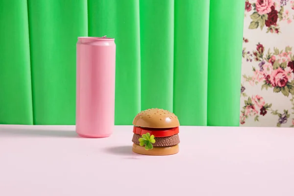 Plastik burger ve pembe soda kutusu, yaratıcı retro estetik. 1950 'lerin nostaljisi..