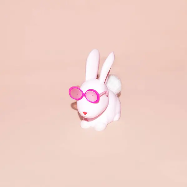 Różowy Króliczek Okularach Przeciwsłonecznych Kreatywny Układ Dziewczęcy Pomysł Wielkanoc — Zdjęcie stockowe