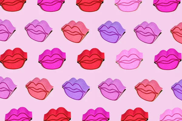 バススポンジ 唇の形 活気に満ちた色 創造的なパターン パステルピンクの背景 かわいいガードリーレイアウト 夏はトレンドアイデアを構成する — ストック写真