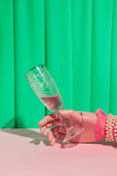 Yeşil pembe estetik romantik düzen, dekoratif ahşap el ve şampanya kadehi. Parti fikri.