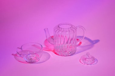 Çay zamanı estetik konsepti. Neon pembe mizah düzeni.