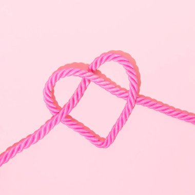 Pembe ip kalp şeklini oluşturur, asgari yaratıcı aşk ve evlilik kavramı.