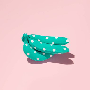 Boyalı muzlar, beyaz benekli tropikal mavi renkler yaratıcı egzotik meyve konsepti, yaz tatili..