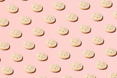 Retro tarzı kurabiyeler, yaratıcı şeker yiyecekler, pastel pembe arka plan..