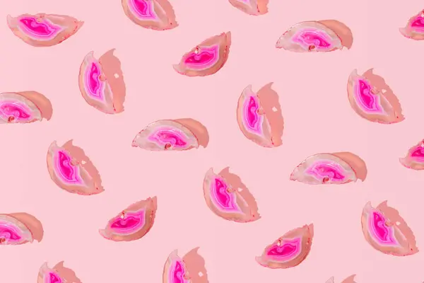 ピンクのクリスタル 創造的な美的パターン パステル背景 — ストック写真