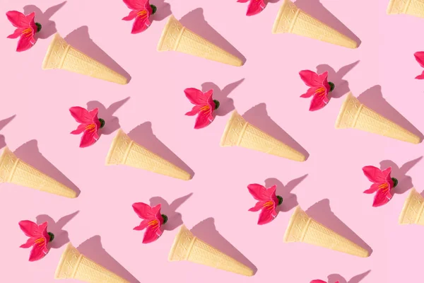 アイスクリームコーン エキゾチックな熱帯花 クリエイティブな夏休みパターン キャンディピンクの背景 — ストック写真