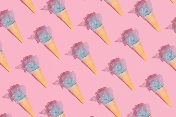 パステルブルーリボン 夏休みパターン キャンディピンクの背景で作られたクリエイティブアイスクリーム — ストック写真