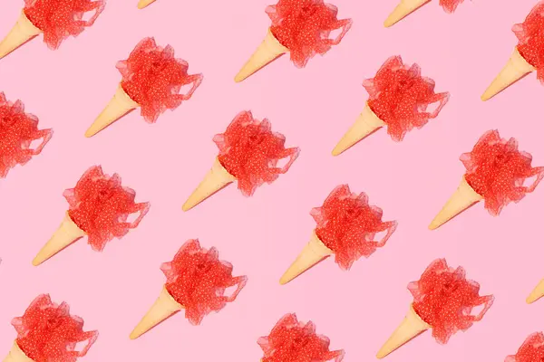 アイスクリームのアイデアを溶かす創造的なイチゴのフルーツの味 パステルピンクの背景に対する夏の休日のパターン — ストック写真