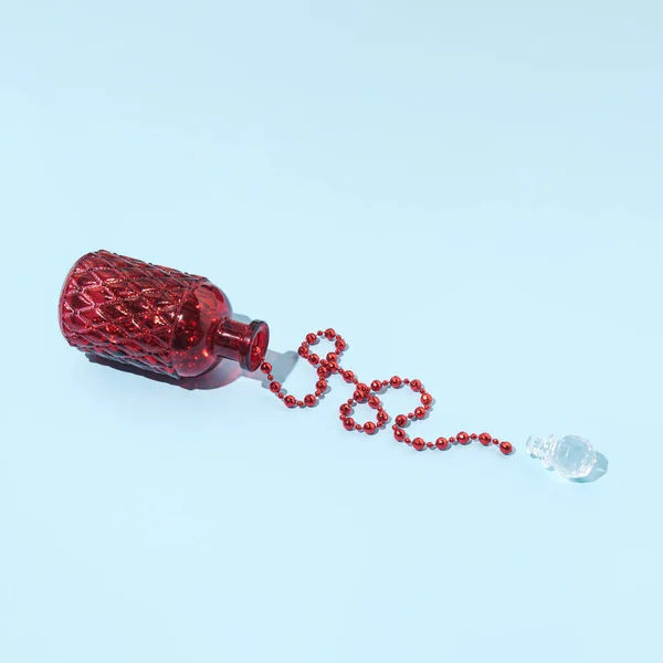 Dekorativ Röd Glas Parfymflaska Glänsande Pärla Pärlor Spillda Kreativ Estetisk — Stockfoto
