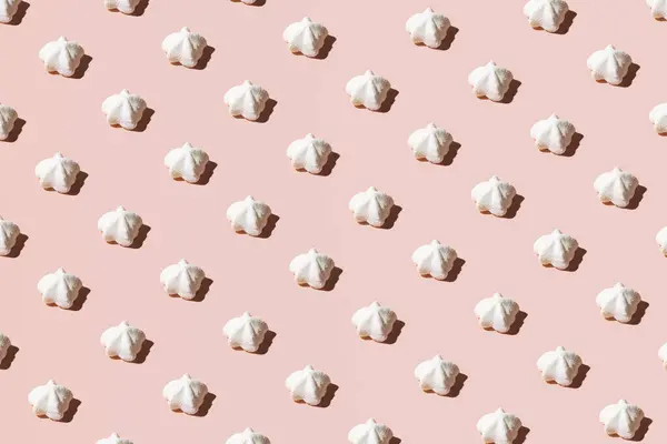 Αυγά Λευκά Μπισκότα Δημιουργικό Μοτίβο Επιδόρπιο Καραμέλα Ροζ Φόντο — Φωτογραφία Αρχείου