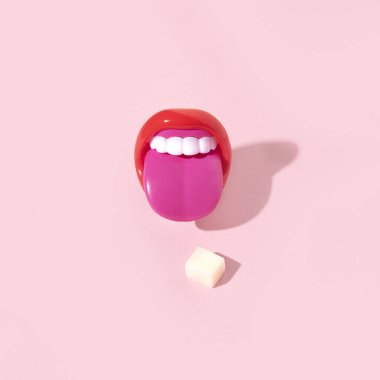 Bir dil dışarı çıkıyor ve şeker küpü, yaratıcı düzen, pastel pembe arkaplan.