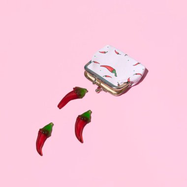 Şekerleme ve bozuk para çantası, yaratıcı kavramsal düzen, pastel pembe arka plan..