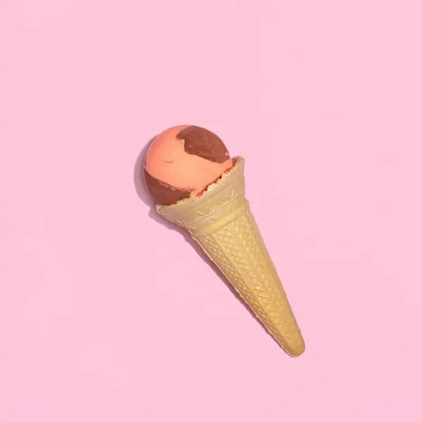 两种口味的勺子 创意冰淇淋的布局 暑假的灵感 — 图库照片