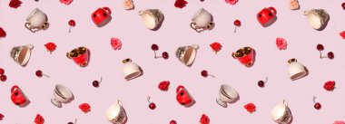 Pembe arka planda kırmızı elementlerle Noel ve Yeni Yıl deseni