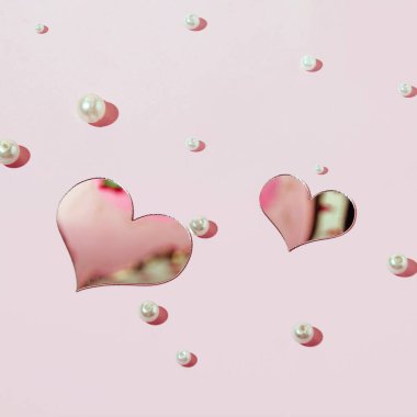 Aynalar, kalp şeklinde ve inci boncuklar, yaratıcı estetik aşk konsepti, pastel pembe arka plan.