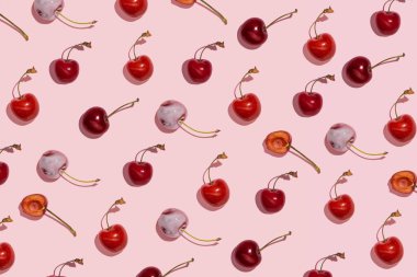 Taze kiraz deseni, meyveli yoğurt fikri, soluk pembe arka plan..