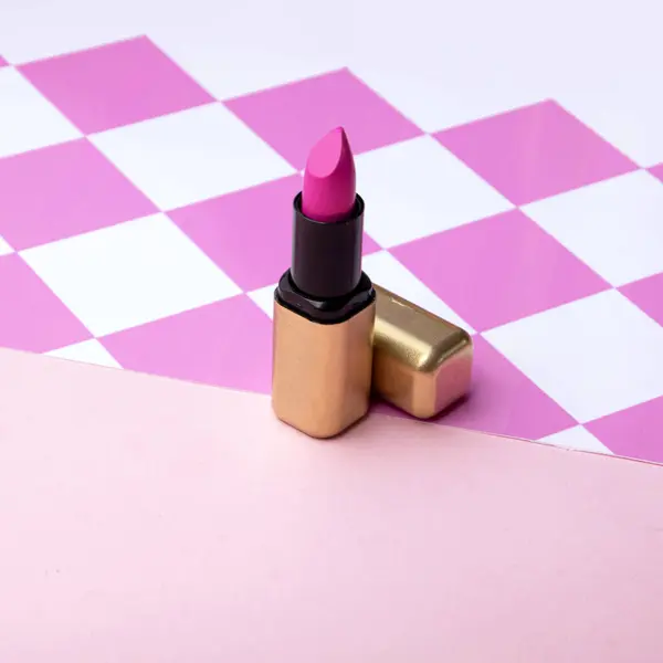 Pembe bir arka planda pembe ruj, kareli desen, nostalji. 