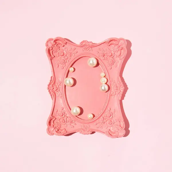 Oval görüntü çerçevesi, eski romantik tarz, inci boncuklar dekorasyon, pastel pembe arkaplan.