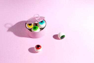 Farklı renkte gözler, yaratıcı estetik konsept, konserve yiyecekler, Cadılar Bayramı kutlaması.