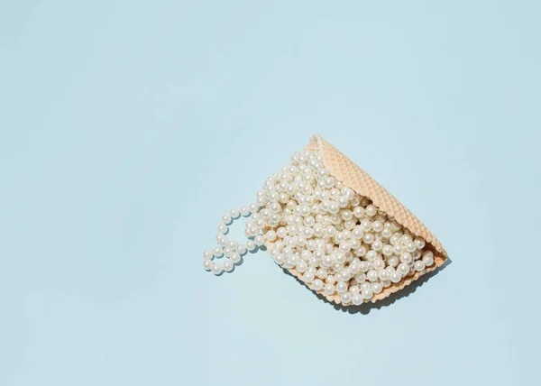 Yaratıcı, pastel mavi arka planda estetik bir tatlı.. 