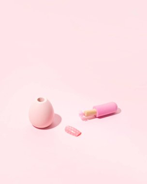 Akrilik tırnak bakımı, yaratıcı estetik güzellik bakımı, pastel pembe arka plan..