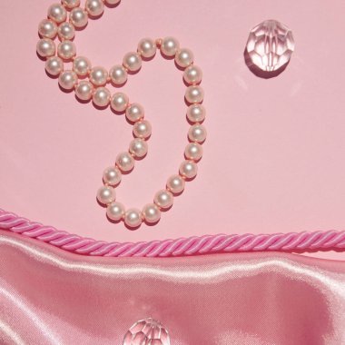 Pastel pembe düz düz yaşam, lüks kumaşlar, kristaller ve inci boncuklar..