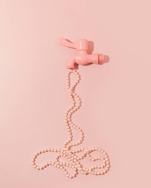 Musluktan su akar, yaratıcı, estetik minimalist kavram pastel pembe arka planda.