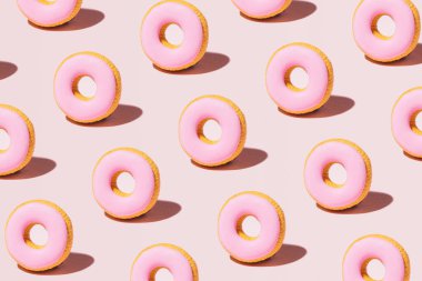 Pastel pembe jöleli çörekler, yaratıcı fırın desenleri.