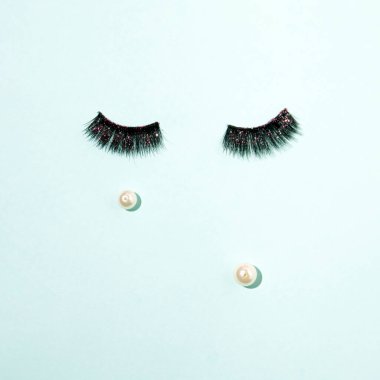 Minimalist konsept, kadınların gözleri ve göz yaşları pastel arka planda.