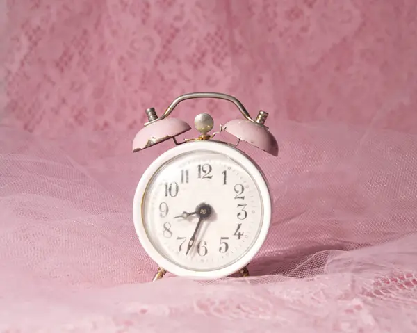 ピンクのレースの背景にヴィンテージアラームクロック 創造的な美的コンセプト 朝目覚め ロイヤリティフリーのストック画像