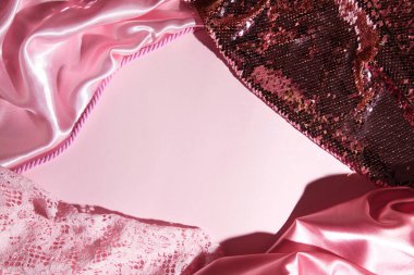Lüks kumaş, parti elbiseleri, kopyalama alanı olan pembe yaratıcı arka plan.