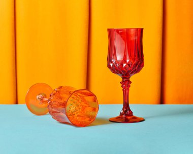 Kehribar renkli kokteyl bardağı turkuvaz mavisi ve kırmızı renkte, yaratıcı sıcak palet..