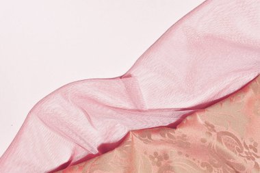 Lüks kumaşlar, brokar ve tül kumaşlar, yaratıcı pastel nötr pembe arka plan..