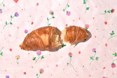 İpek ıslak eşarp yeşil yapraklarla süslenmiş bir gül şeklinde katlanmış, yaratıcı, minimal çiçek kompozisyonu