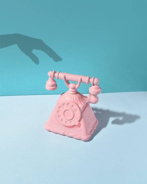 Klasik telefon, yaratıcı pembe mavi düzen, iletişim eski usul..