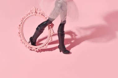  Yüksek topuklu ayakkabılar içindeki bacaklar resim çerçevesinin, yaratıcı konseptin, podyumlardaki son moda trendlerinin dışına çıkıyor.