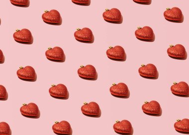 Kalp şeklinde ışıltılı dekorasyonlar, pastel pembe arka planda romantik desenler. Sevgililer Günü kutlaması.