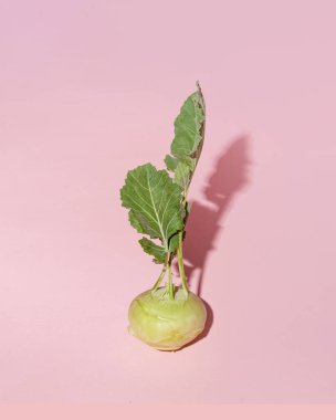 Bir şalgam ve yapraklı bir bitki.