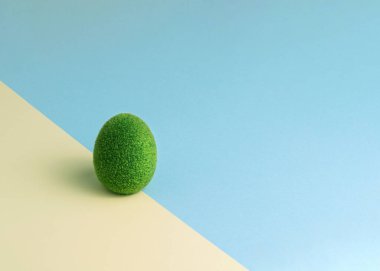 Dekoratif yumurtalı minimalist kompozisyon, bahar renkleri ve dokuların kombinasyonu, Mutlu Paskalyalar tebrik kartı..