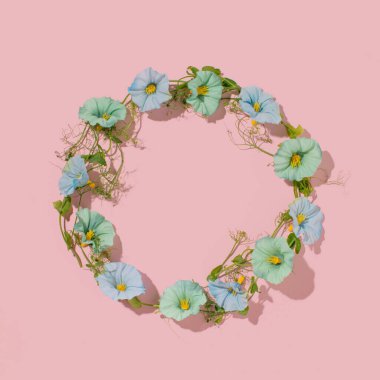 Çiçek çelengi, romantik bahar doğal düzen, yaratıcı kopya alanı, pastel pembe arkaplan.