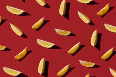 Kırmızı arka planda limon dilimleri, yaratıcı yaz meyveleri deseni.