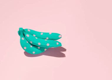 Pembe noktalı bir demet mavi muz, yaratıcı, sanatsal düzen, egzotik meyve, yaz atmosferi..