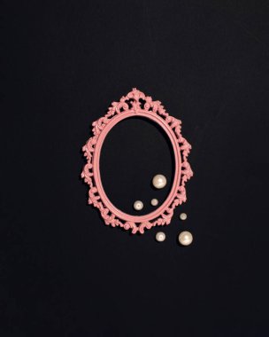 Siyah arkaplanda pembe oval çerçeve, yaratıcı kopya alanı, minimal, zarif, lüks, dekoratif elementler.