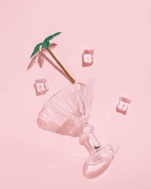 Yaz tatilleri, kokteyl partileri, tropikal atmosferler.