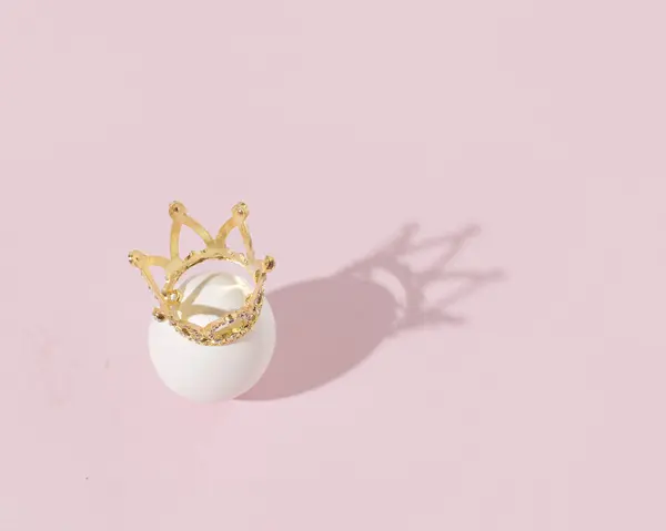 Paskalya yumurtası, mevsimlik dekorasyon, yaratıcı kopya alanı, pastel pembe arkaplan.